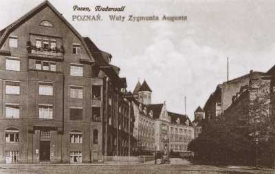 (1914-1919) Ul. Wałowa Dolna (ob. Kościuszki), odcinek między dzisiejszymi ulicami Taczaka i Święty Marcin z charakterystycznym budynkiem Dyrekcji Poczty. Dawniej ulica kończyła się Bramą Berlińską.