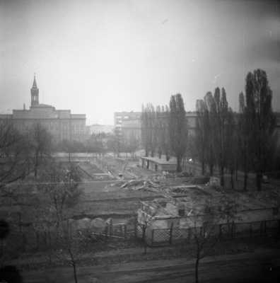 (1964) Widok na budowaną przychodnię przy ul. Bogusławskiego. W tle po lewej budynek VIII Liceum Ogólnokształcącego i wieża kościoła Matki Boskiej Bolesnej.