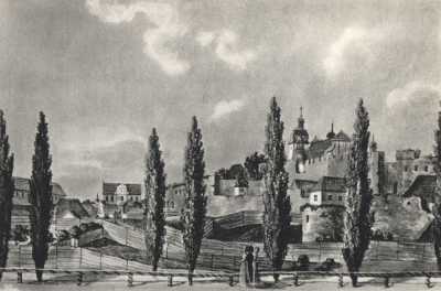 (1790-1800) Mury miejskie i kościół Franciszkanów (św. Antoniego Padewskiego) od zachodu. Na pierwszym planie ul. Wilhelmowska (Al. K. Marcinkowskiego), w głębi po lewej kościół Karmelitów Bosych