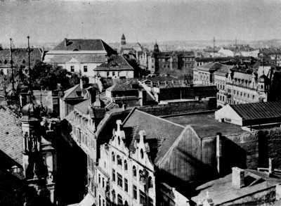 (1927) Widok z wieży ratuszowej w kierunku zachodnim. Na pierwszym planie północno-zachodni narożnik Rynku i Góra Przemysła.