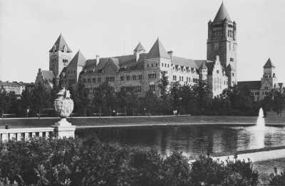 (1910-1939) Zamek Cesarski od południowego-wschodu, na pierwszym planie park Adama Mickiewicza.